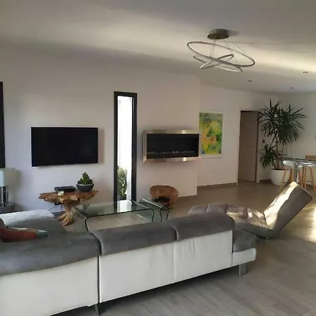 Maison Tout Confort Avec Piscine Chauffee. Villa
